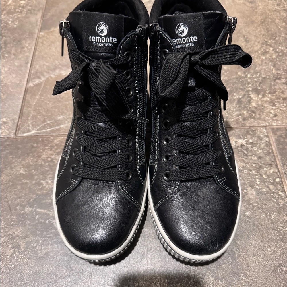 Remonte Black Athletic High-Top Sneakers with zipper